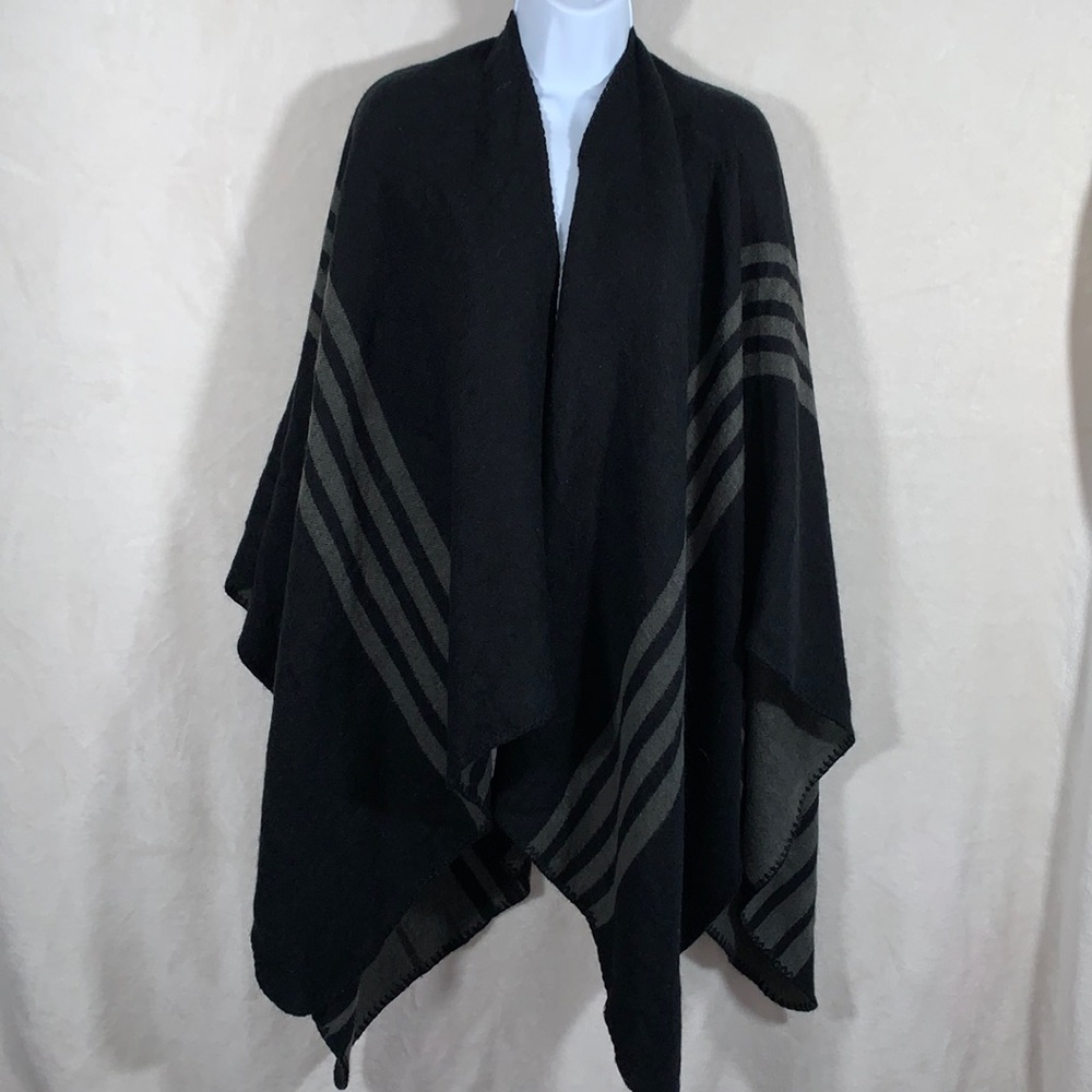 BB Dakota gray and black cape.